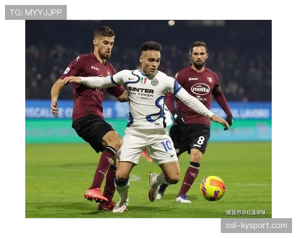 特写:终场哨响,为保级苦战获首胜的萨勒尼塔纳主帅与教练组紧紧相拥 特写:终场哨响,为保级苦战获首胜的萨勒尼塔纳主帅与教练组紧紧相拥